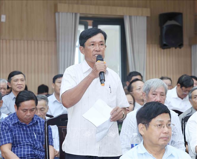 Cử tri Huỳnh Ngọc Chính, phường Hoà Khánh đặt câu hỏi chất vấn. Ảnh: Phương Hoa - TTXVN