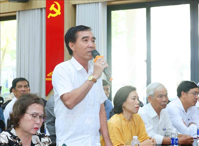 Cử tri Dương Thuận, phường Hải Vân đặt câu hỏi chất vấn. Ảnh: Phương Hoa - TTXVN