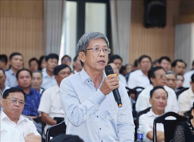 Cử tri Hứa Tự Anh, phường Hoà Khánh đặt câu hỏi chất vấn. Ảnh: Phương Hoa - TTXVN