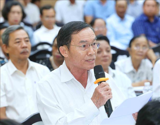 Voters raise queries at the meeting. VNA Photo: Phương Hoa 