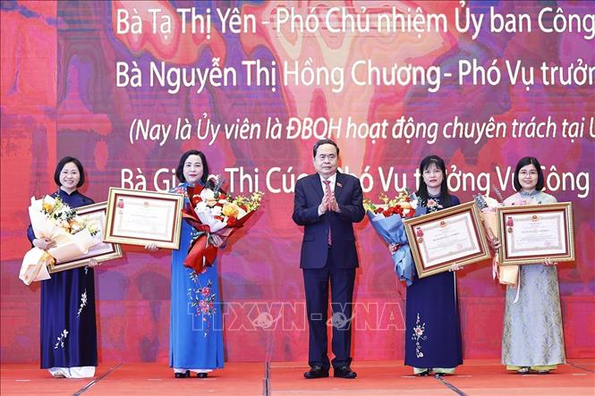 Chủ tịch Quốc hội Trần Thanh Mẫn trao Huân chương Lao động hạng Ba của Chủ tịch nước tặng các cá nhân có thành tích xuất sắc. Ảnh: Doãn Tấn - TTXVN