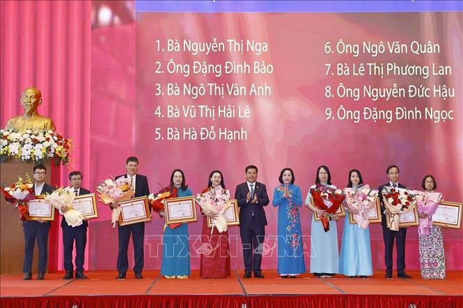 Phó Chủ tịch Nguyễn Thị Thanh và Phó Chủ tịch Quốc hội Nguyễn Hồng Diên trao Bằng khen của Uỷ ban Thường vụ Quốc hội tặng các cá nhân có thành tích xuất sắc. Ảnh: Doãn Tấn - TTXVN
