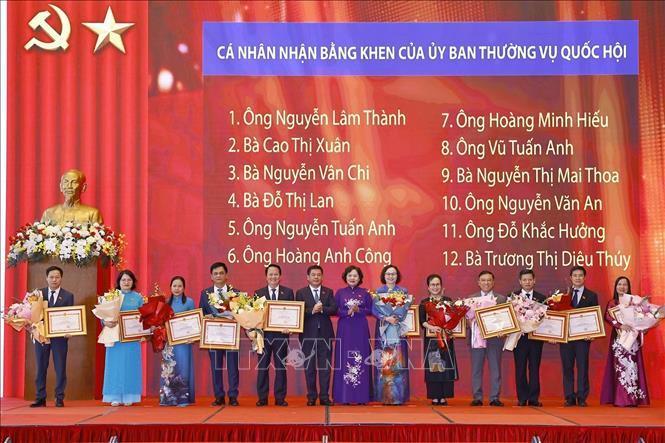 Phó Chủ tịch Nguyễn Thị Hồng và Phó Chủ tịch Quốc hội Nguyễn Hồng Diên trao Bằng khen của Uỷ ban Thường vụ Quốc hội tặng các cá nhân có thành tích xuất sắc. Ảnh: Doãn Tấn - TTXVN