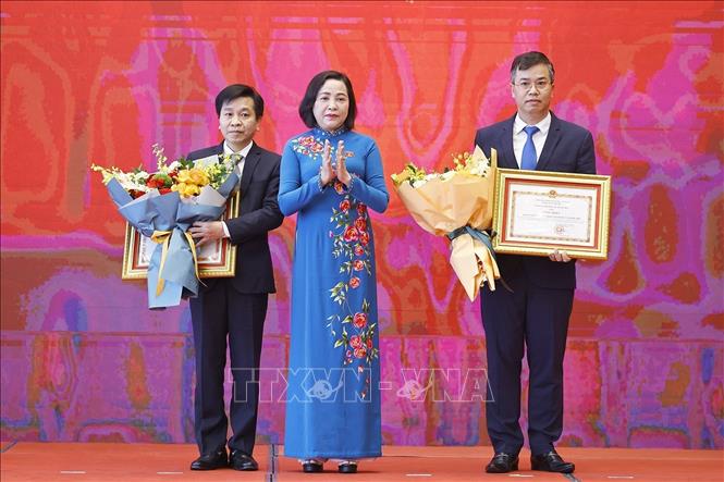 Phó Chủ tịch Nguyễn Thị Thanh trao Bằng khen của Uỷ ban Thường vụ Quốc hội tặng các tập thể có thành tích xuất sắc. Ảnh: Doãn Tấn - TTXVN