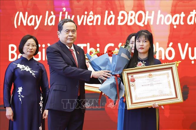 Chủ tịch Quốc hội Trần Thanh Mẫn trao Huân chương Lao động hạng Ba của Chủ tịch nước tặng các cá nhân có thành tích xuất sắc. Ảnh: Doãn Tấn - TTXVN