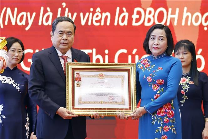 Chủ tịch Quốc hội Trần Thanh Mẫn trao Huân chương Lao động hạng Ba của Chủ tịch nước tặng Phó Chủ tịch Quốc hội Nguyễn Thị Thanh. Ảnh: Doãn Tấn - TTXVN