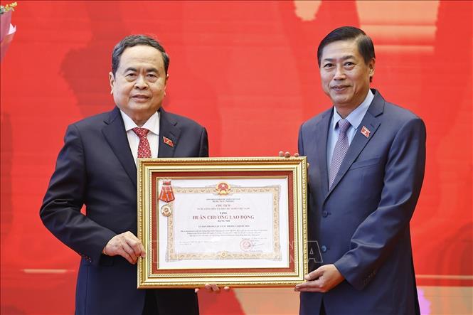  Chủ tịch Quốc hội Trần Thanh Mẫn trao Huân chương Lao động hạng Nhì của Chủ tịch nước tặng Uỷ ban Công tác đại biểu của Quốc hội. Ảnh: Doãn Tấn - TTXVN