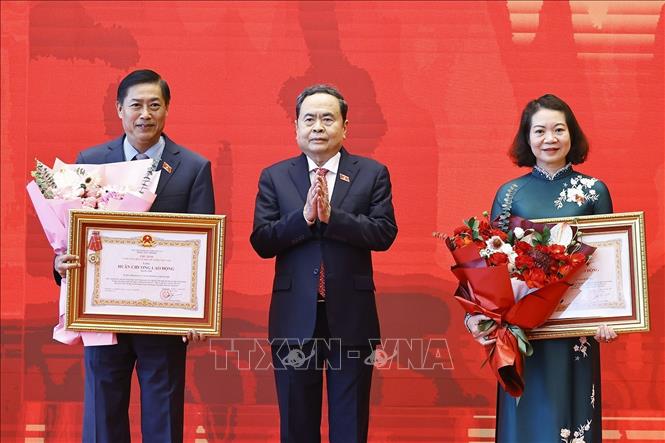  Chủ tịch Quốc hội Trần Thanh Mẫn trao Huân chương Lao động hạng Nhì của Chủ tịch nước tặng Uỷ ban Pháp luật và Tư pháp của Quốc hội và Uỷ ban Công tác đại biểu của Quốc hội. Ảnh: Doãn Tấn - TTXVN