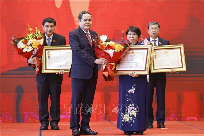  Chủ tịch Quốc hội Trần Thanh Mẫn trao Huân chương Độc lập hạng Ba của Chủ tịch nước tặng Uỷ ban Xã hội của Quốc hội (giai đoạn 1964 - 2024). Ảnh: Doãn Tấn - TTXVN