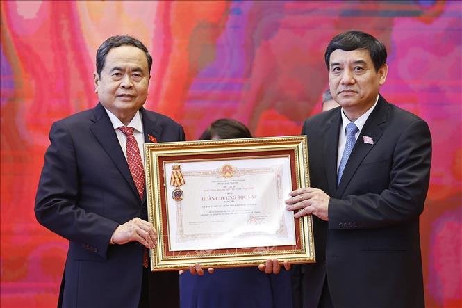Chủ tịch Quốc hội Trần Thanh Mẫn trao Huân chương Độc lập hạng Ba của Chủ tịch nước tặng Uỷ ban Văn hoá, Giáo dục của Quốc hội (giai đoạn 1964 - 2024). Ảnh: Doãn Tấn - TTXVN