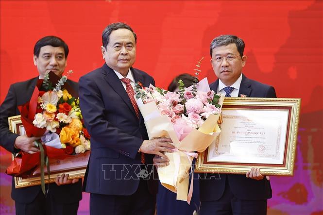 Chủ tịch Quốc hội Trần Thanh Mẫn trao Huân chương Độc lập hạng Ba của Chủ tịch nước tặng Uỷ ban Đối ngoại của Quốc hội (giai đoạn 1974 - 2024) . Ảnh: Doãn Tấn - TTXVN