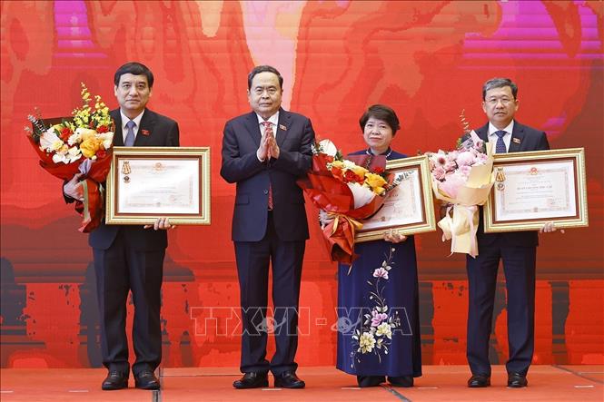  Chủ tịch Quốc hội Trần Thanh Mẫn trao Huân chương Độc lập hạng Ba của Chủ tịch nước tặng 3 tập thể, gồm: Uỷ ban Xã hội của Quốc hội (giai đoạn 1964 - 2024), Uỷ ban Đối ngoại của Quốc hội (giai đoạn 1974 - 2024) và Uỷ ban Văn hoá, Giáo dục của Quốc hội (giai đoạn 1964 - 2024). Ảnh: Doãn Tấn - TTXVN
