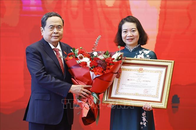  Chủ tịch Quốc hội Trần Thanh Mẫn trao Huân chương Lao động hạng Nhì của Chủ tịch nước tặng Uỷ ban Pháp luật và Tư pháp của Quốc hội. Ảnh: Doãn Tấn - TTXVN
