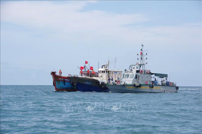 Bộ đội Biên phòng thành phố Hải Phòng hỗ trợ lai dắt tàu cá Trung quốc gặp sự cố trên biển vào âu cảng Bạch Long Vĩ. Ảnh: TTXVN phát