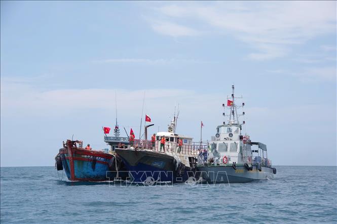 Bộ đội Biên phòng thành phố Hải Phòng hỗ trợ lai dắt tàu cá Trung quốc gặp sự cố trên biển vào âu cảng Bạch Long Vĩ. Ảnh: TTXVN phát