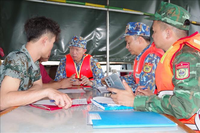 Lực lượng Bộ đội Biên phòng Hải Phòng tổ chức thăm hỏi, động viên sau khi các thuyền viên được đưa lên tàu Biên phòng an toàn. Ảnh: TTXVN phát.