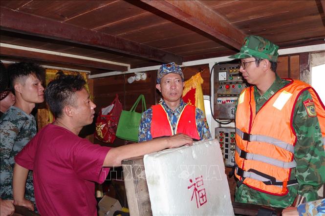 Lực lượng Bộ đội Biên phòng Hải Phòng tổ chức thăm hỏi, động viên sau khi các thuyền viên được đưa lên tàu Biên phòng an toàn. Ảnh: TTXVN phát.