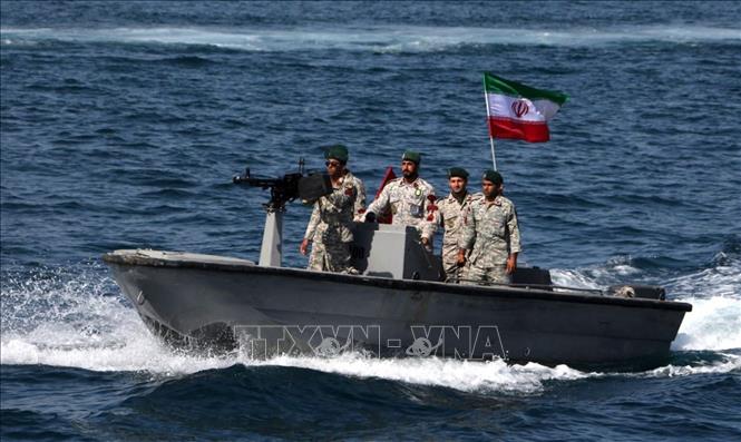 Tàu Iran tuần tra trong cuộc diễn tập quân sự ở Vịnh Oman. Ảnh: The Guardian/TTXVN