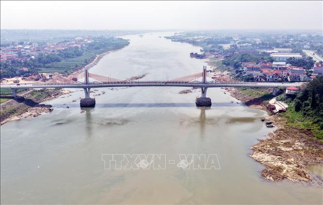 Trên Sông Lô, khu vực cầu Vĩnh Phú mực nước đã cạn gần trơ đáy. Ảnh: Tạ Toàn – TTXVN