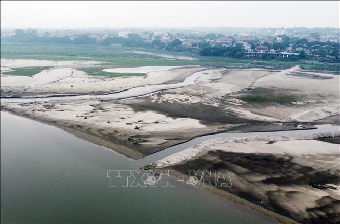 Nhiều bãi bồi, cồn cát khổng lồ xuất hiện cùng với tình trạng khan cạn của sông Thao. Ảnh: Tạ Toàn – TTXVN