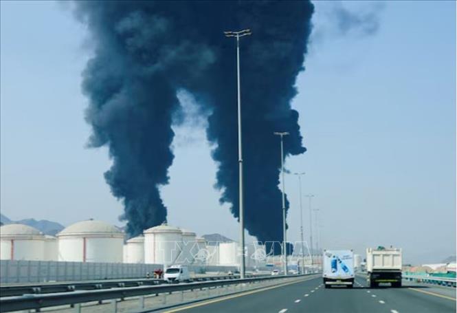 Khói bốc lên tại cơ sở dầu mỏ Fujairah, UAE, sau vụ tấn công bằng thiết bị bay không người lái hoặc hệ thống phòng không. Ảnh: Reuters/TTXVN