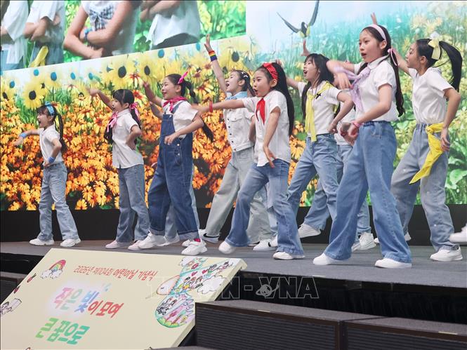 Các em nhỏ biểu diễn ca nhạc tại Seoul, Hàn Quốc. Ảnh: Yonhap/TTXVN