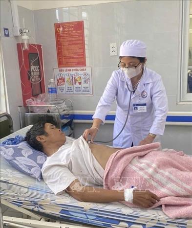 Một bệnh nhân bị ngộ độc điều trị tại Bệnh viện Đa khoa khu vực Hướng Hóa (tỉnh Quảng Trị) do ăn ve sầu chiên. Ảnh: TTXVN phát
