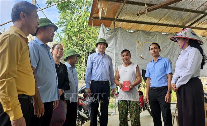 Đoàn công tác đã thăm hỏi, động viên và tặng quà cho các hộ dân bị ảnh hưởng giông lốc, mưa đá tại xã Thành Bình Thọ. Ảnh: Văn Tý-TTXVN