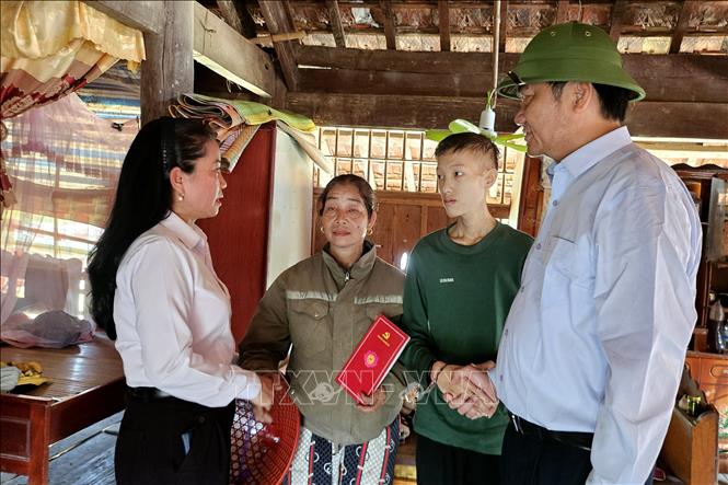   Đoàn công tác đã thăm hỏi, động viên và tặng quà cho các hộ dân bị ảnh hưởng giông lốc, mưa đá tại xã Thành Bình Thọ. Ảnh: Văn Tý-TTXVN