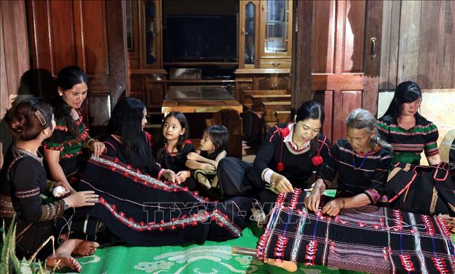Một tổ hợp tác dệt thổ cẩm tại xã Quang Sơn, tỉnh Lâm Đồng. Ảnh: Trần Việt - TTXVN