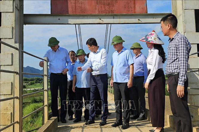 Đoàn công tác kiểm tra thiệt hại tại cầu cây Mít bắc qua Sông Con.  Ảnh: Văn Tý-TTXVN