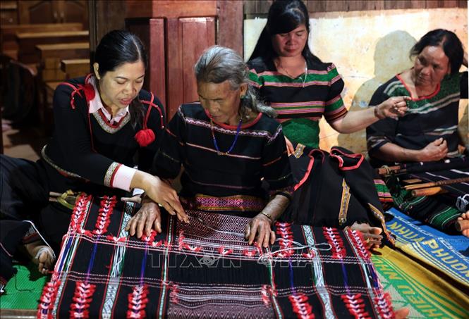 Một tổ hợp tác dệt thổ cẩm tại xã Quang Sơn, tỉnh Lâm Đồng. Ảnh: Trần Việt - TTXVN