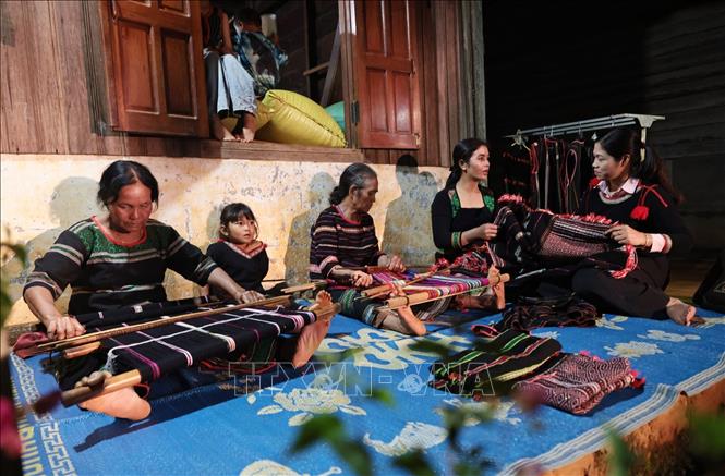Một tổ hợp tác dệt thổ cẩm tại xã Quang Sơn, tỉnh Lâm Đồng. Ảnh: Trần Việt - TTXVN