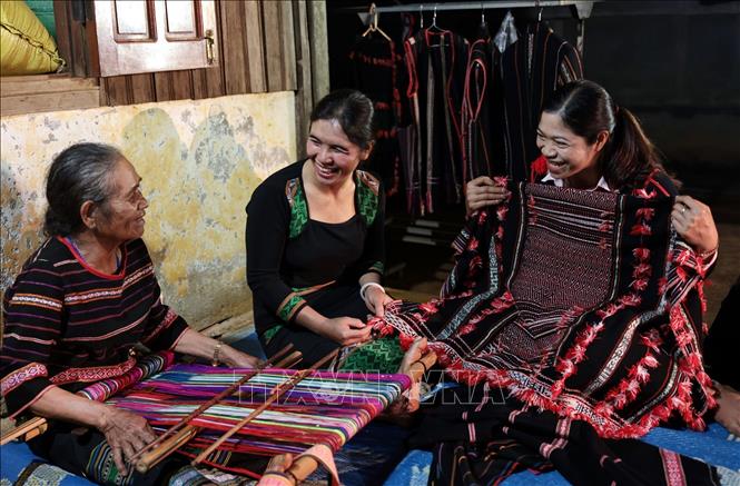 Một tổ hợp tác dệt thổ cẩm tại xã Quang Sơn, tỉnh Lâm Đồng. Ảnh: Trần Việt - TTXVN