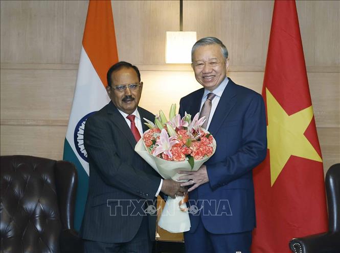 Cố vấn An ninh Quốc gia Ấn Độ Ajit Doval  tặng hoa Tổng Bí thư, Chủ tịch nước Tô Lâm. Ảnh: Thống Nhất – TTXVN