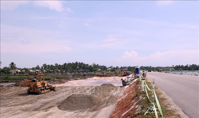Các đơn vị thi công đường ven biển Võ Chí Công, thành phố Đà Nẵng, đang đẩy nhanh tiến độ đưa dự án về đích theo đúng kế hoạch. Ảnh: Trần Tĩnh - TTXVN
