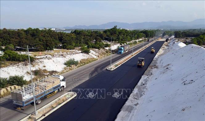 Các đơn vị thi công đường ven biển Võ Chí Công, thành phố Đà Nẵng, đang đẩy nhanh tiến độ đưa dự án về đích theo đúng kế hoạch. Ảnh: Trần Tĩnh - TTXVN