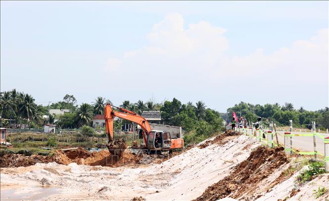 Các đơn vị thi công đường ven biển Võ Chí Công, thành phố Đà Nẵng, đang đẩy nhanh tiến độ đưa dự án về đích theo đúng kế hoạch. Ảnh: Trần Tĩnh - TTXVN