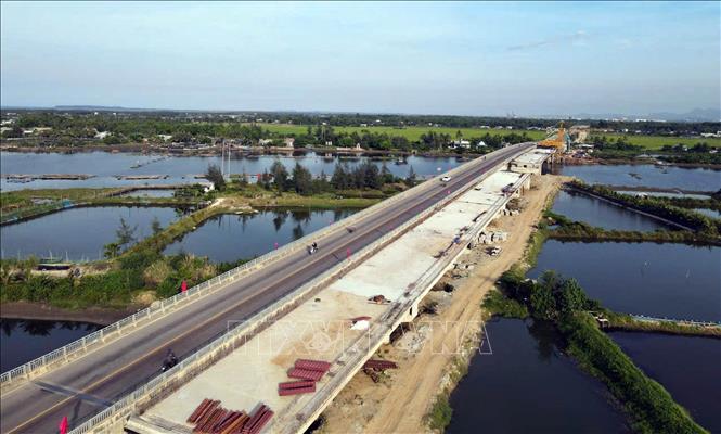 Các đơn vị thi công đường ven biển Võ Chí Công, thành phố Đà Nẵng, đang đẩy nhanh tiến độ đưa dự án về đích theo đúng kế hoạch. Ảnh: Trần Tĩnh - TTXVN