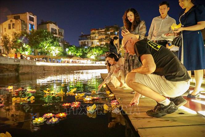 Hoạt động thả đèn hoa đăng thu hút người dân và du khách. Ảnh: Khánh Hoà - TTXVN