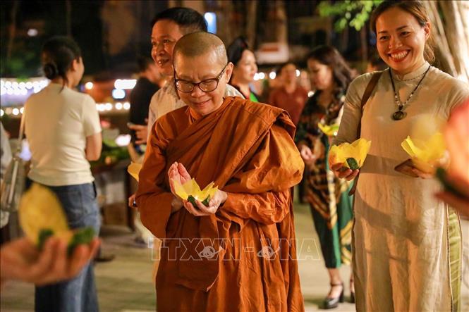 Hoạt động thả đèn hoa đăng thu hút người dân và du khách. Ảnh: Khánh Hoà - TTXVN
