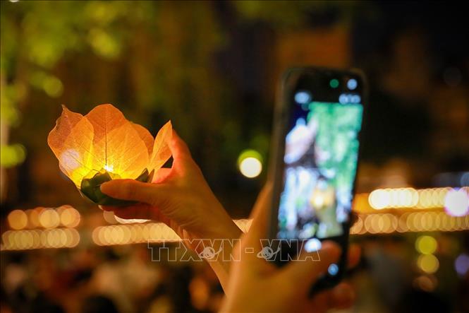 Trải nghiệm làm đèn hoa đăng. Ảnh: Khánh Hoà - TTXVN