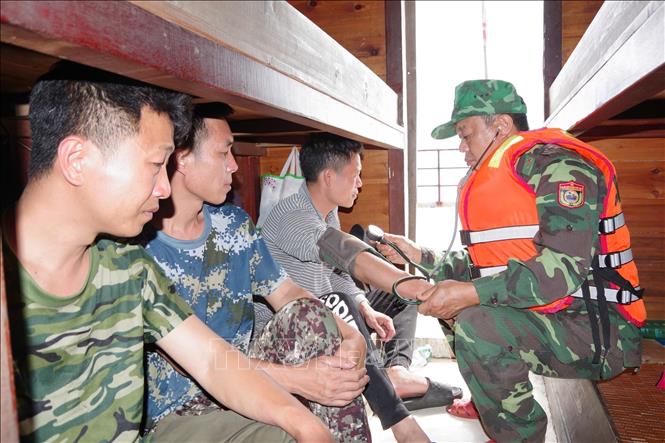 Vietnamese border guards rescue two foreign fishing vessels in distress ...