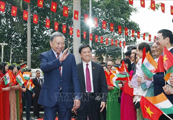 Tổng Bí thư, Chủ tịch nước Tô Lâm gặp gỡ cán bộ, nhân viên Đại sứ quán và cộng đồng người Việt Nam tại Ấn Độ. Ảnh: Thống Nhất – TTXVN