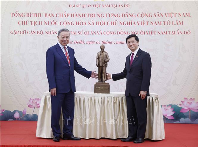 Tổng Bí thư, Chủ tịch nước Tô Lâm tặng bức tượng Chủ tịch Hồ Chí Minh cho Đại sứ quán  Việt Nam tại Ấn Độ. Ảnh: Thống Nhất – TTXVN