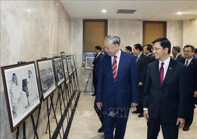 Tổng Bí thư, Chủ tịch nước Tô Lâm xem trưng bày một số hình ảnh tiêu biểu về quan hệ Việt Nam - Ấn Độ. Ảnh: Thống Nhất – TTXVN