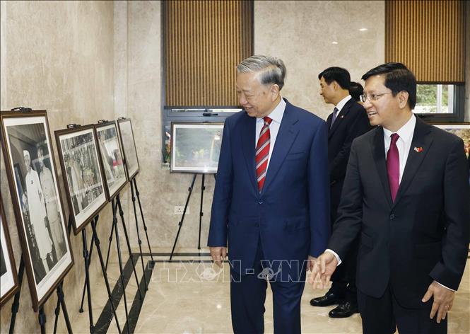 Tổng Bí thư, Chủ tịch nước Tô Lâm xem trưng bày một số hình ảnh tiêu biểu về quan hệ Việt Nam - Ấn Độ. Ảnh: Thống Nhất – TTXVN