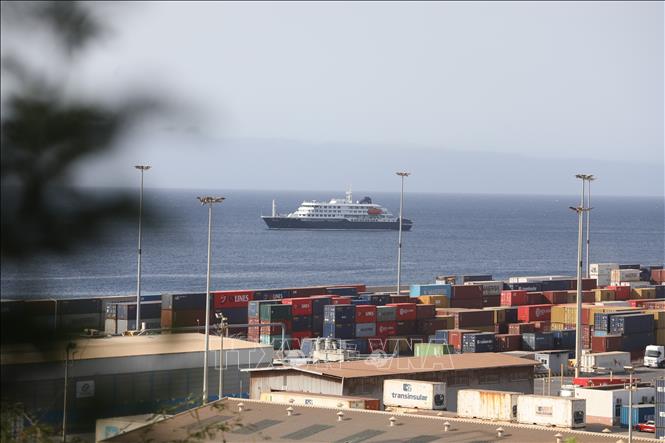 Tàu du lịch MV Hondius neo ngoài khơi Cape Verde ngày 4/5/2026. Ảnh: THX/TTXVN
