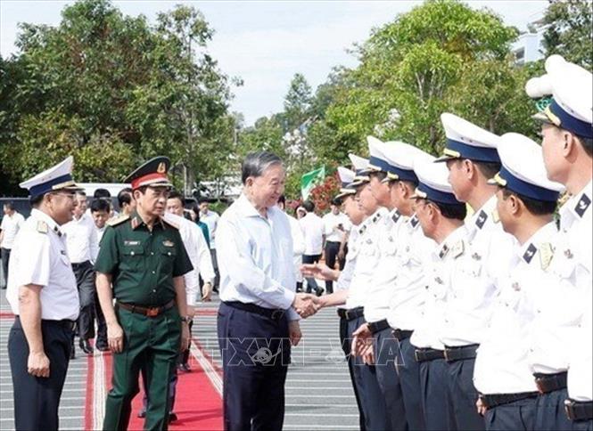 Sáng 20/11/2025, tại Đặc khu Phú Quốc, tỉnh An Giang, Tổng Bí thư Tô Lâm, Bí thư Quân uỷ Trung ương cùng đoàn công tác Trung ương đến thăm, làm việc với Bộ Tư lệnh Vùng 5 Hải quân. Ảnh: Thống Nhất - TTXVN