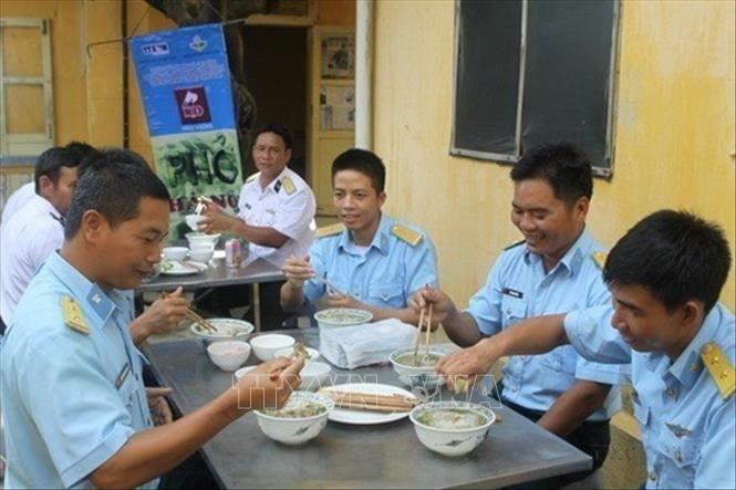 Bộ đội trên Đảo Phan Vinh, Trường Sa thưởng thức phở Hà Nội trong chương trình của Dự án “Trường Sa - Việt Nam có một nơi thiêng liêng và đẹp như thế” do Thông tấn xã Việt Nam và Quân chủng Hải quân phối hợp thực hiện (6/2017). Ảnh: Hồng Kỳ - TTXVN